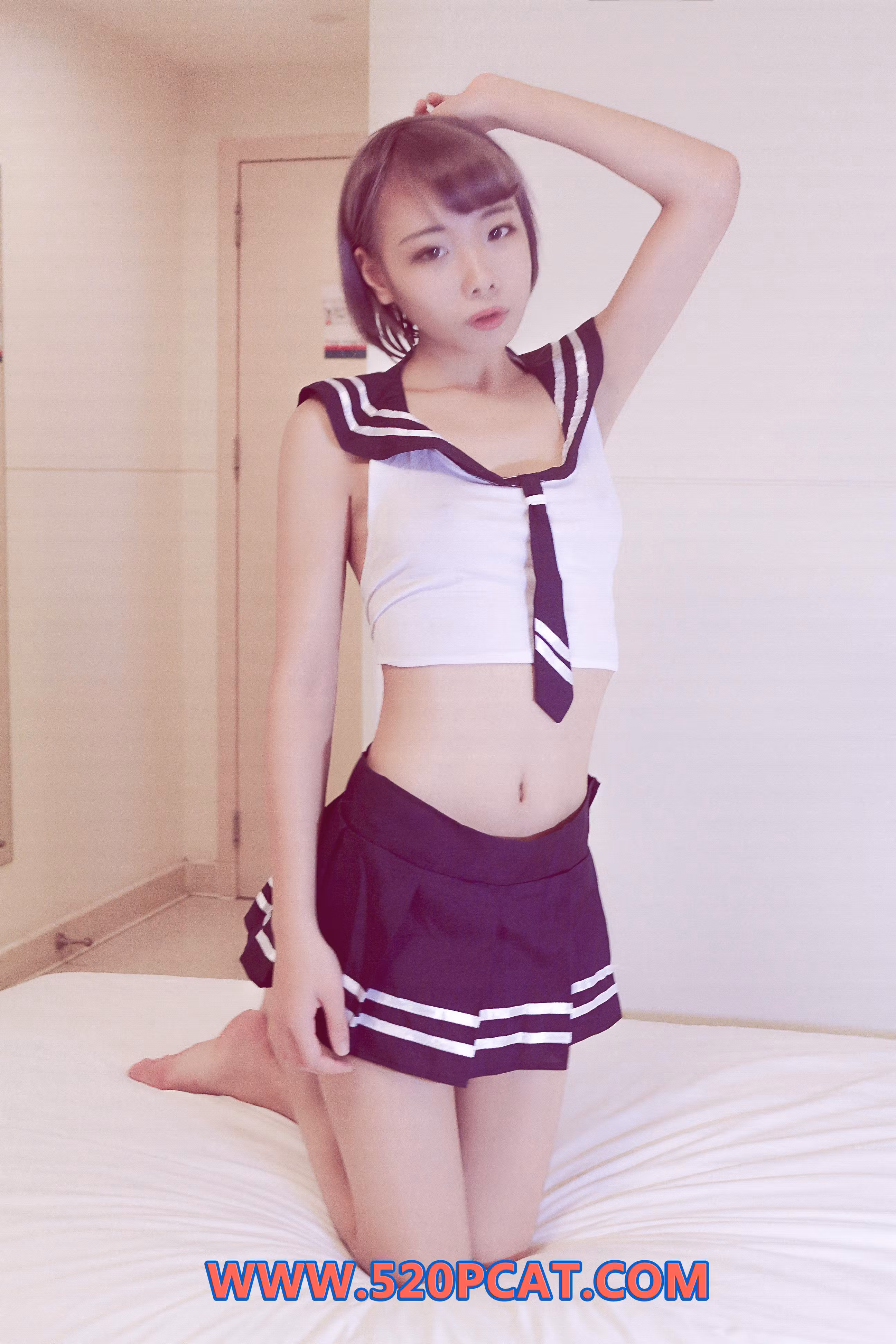轰趴猫PartyCat模特身穿日系JK制服露脐上衣跪在床上展现少女姿势